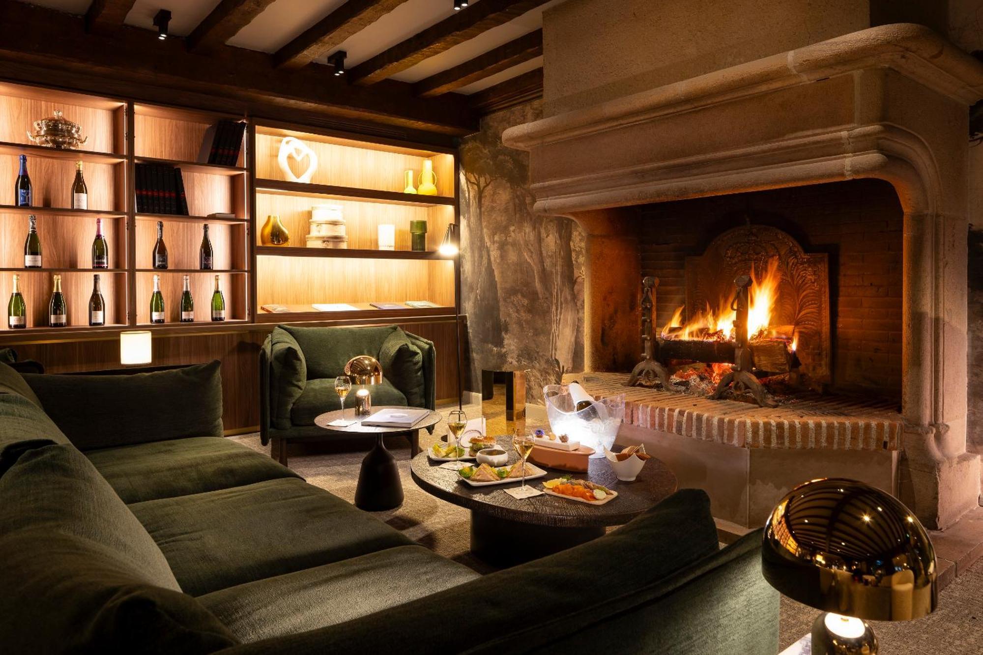 Hostellerie Briqueterie & Spa Champagne Vinay  Bagian luar foto The fireplace at the bar