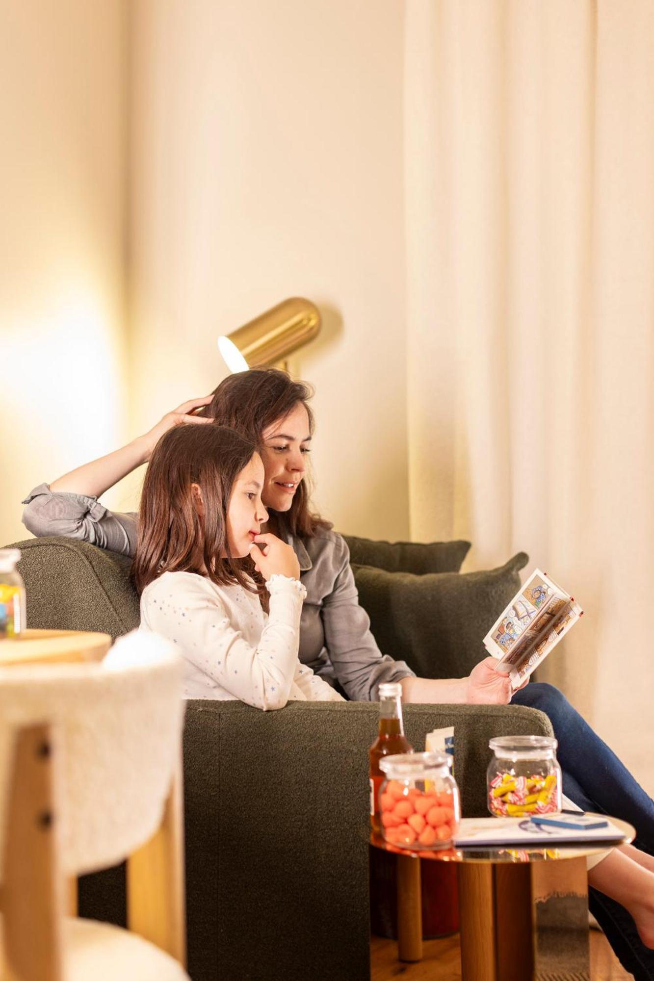 Hostellerie Briqueterie & Spa Champagne Vinay  Bagian luar foto A mother and daughter looking at a photo album together