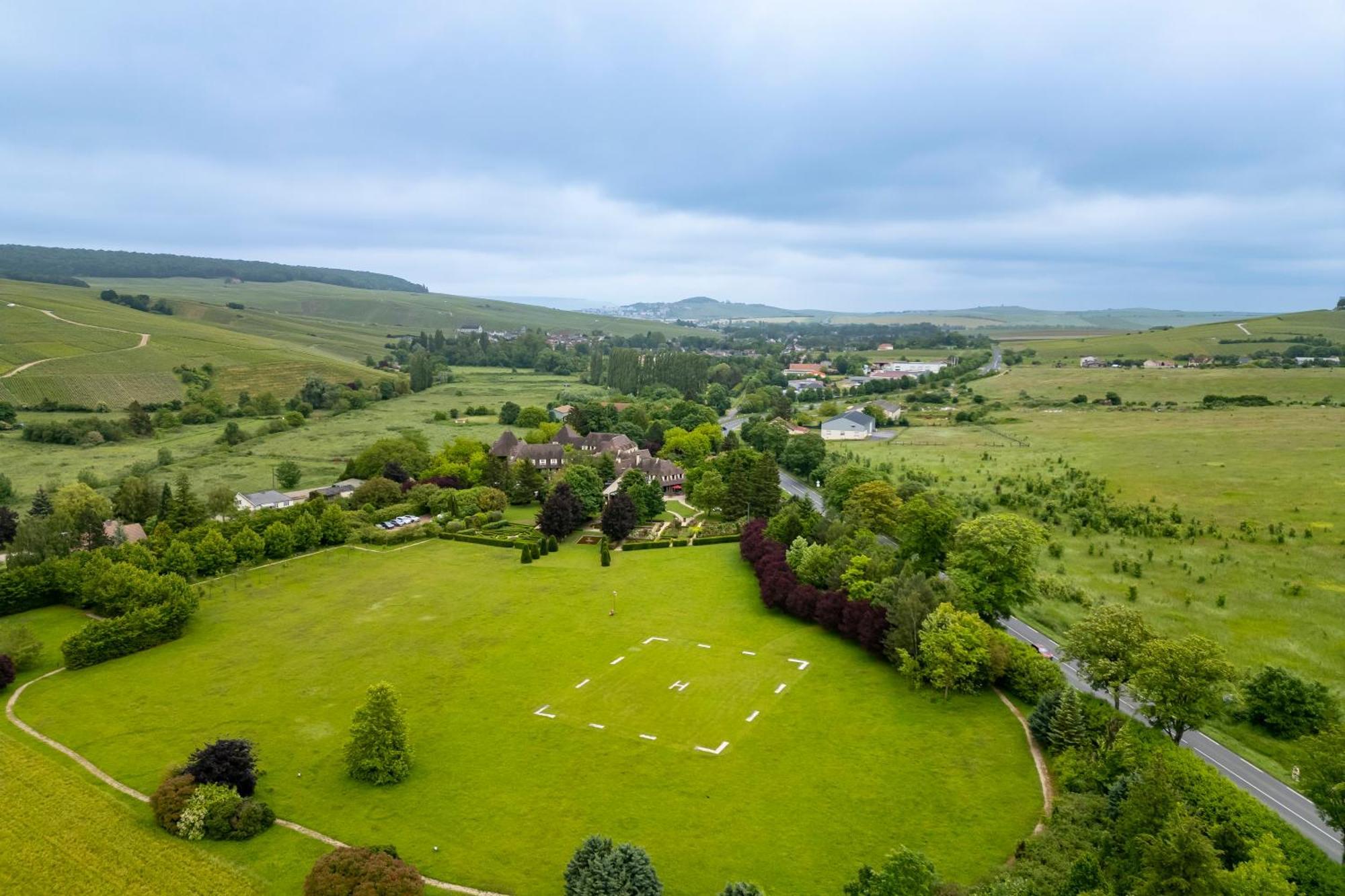 Hostellerie Briqueterie & Spa Champagne Vinay  Bagian luar foto Aerial view of the village