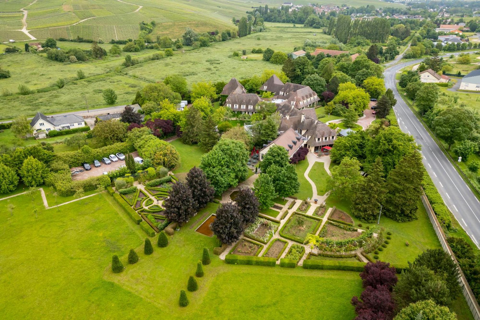 Hostellerie Briqueterie & Spa Champagne Vinay  Bagian luar foto Aerial view of the gardens