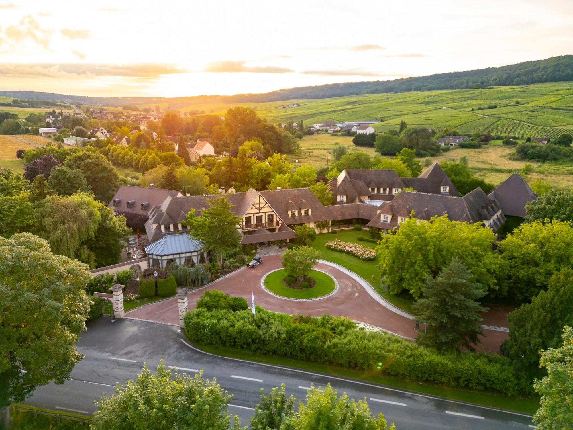 Hostellerie Briqueterie & Spa Champagne Vinay  Bagian luar foto Aerial view of the hotel